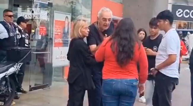 Jorge Fossati encaró a hinchas que lo insultaron en Miraflores.