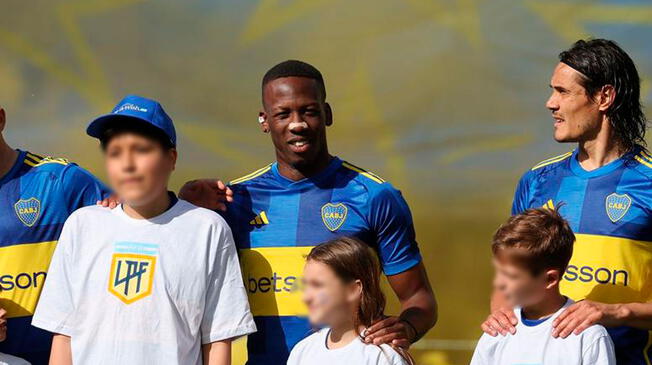 Luis Advíncula posó con el menor que viajó hasta Argentina para presenciar un partido internacional en vivo. Foto: Make-A-Wish