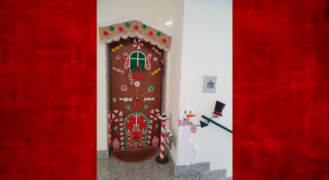 Entrada navideña. Esta puerta fácilmente puede pertenecer a una casa de la villa de Navidad.