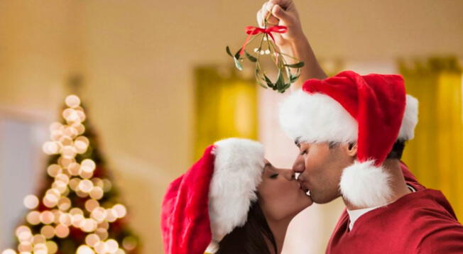 Conoce el significado del beso bajo el muérdago y el origen que lo hace tan especial en Navidad.