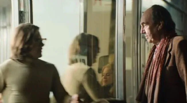 Fernando 'Nando' Parrado aparece durante breves segundos en la película abriendo la puerta al actor que lo interpreta.