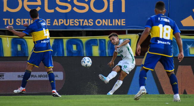 Boca y Sarmiento juegan en el Nuevo Gasómetro.