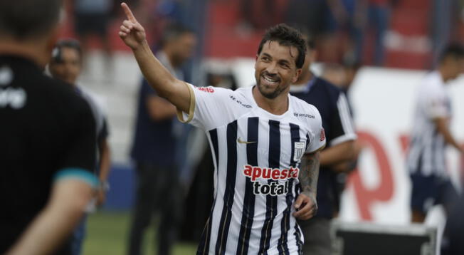 Costa recibió un pase de Barcos y anotó el tercero de Alianza Lima.