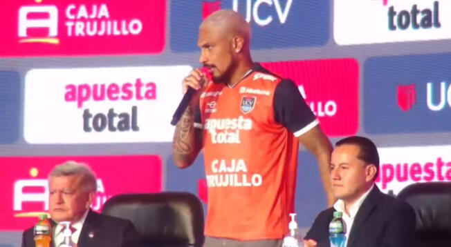 Paolo Guerrero fue presentado en la Universidad César Vallejo.