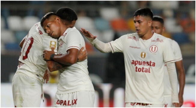 Alex Valera y Jairo Concha felicitando a Edison Flores tras su gol.