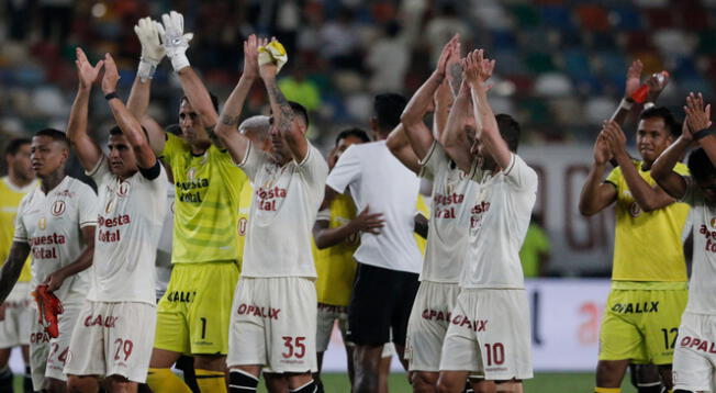 El plantel de Universitario saludando a la hinchada tras la victoria ante Grau