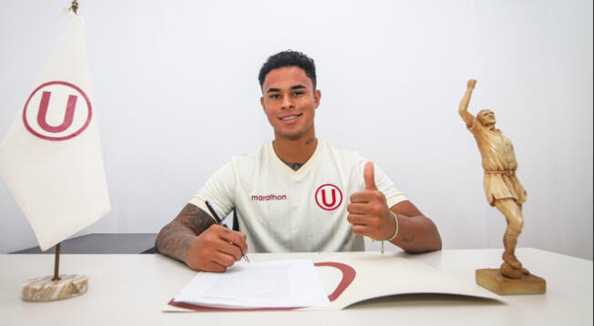 Christopher Olivares estampando su firma con Universitario