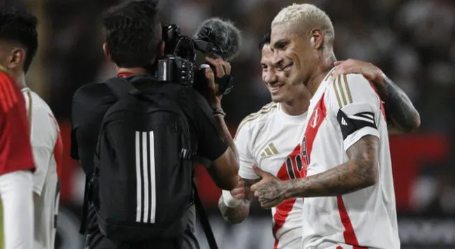 Gianluca Lapadula celebrando con Paolo Guerrero el cuarto gol de Perú
