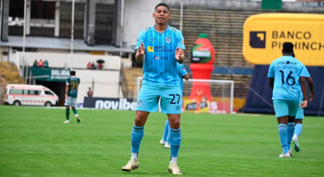 Kevin Quevedo con camiseta de la Universidad Católica de Ecuador