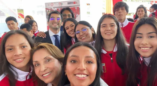 El presidente del COP y la presidenta de la República con los deportistas premiados.