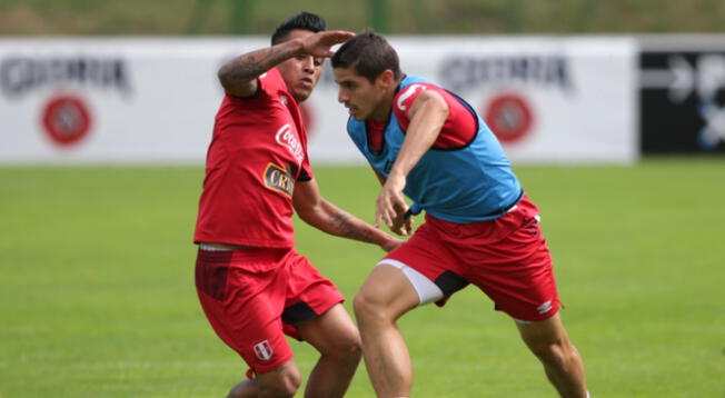 Aldo Corzo y Christian Cueva jugando en la selección peruana