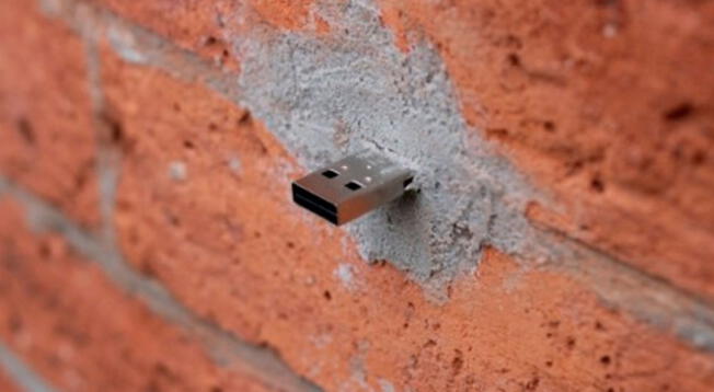 Conoce el significado del proyecto 'Dead drop' y los usb colocados en paredes de todo el mundo