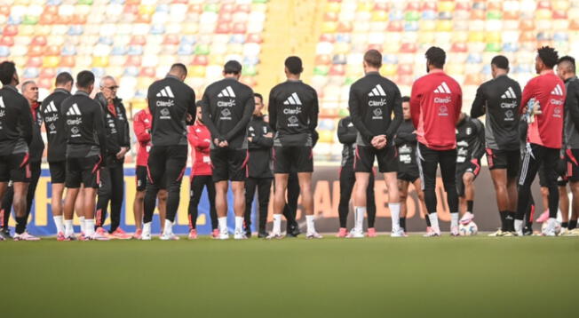 Selección peruana haciendo el reconocimiento de cancha previo al amistoso ante Paraguay