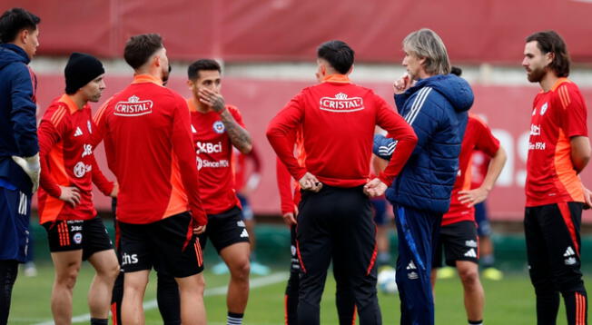 Ricardo Gareca conversando con seleccionados de Chile