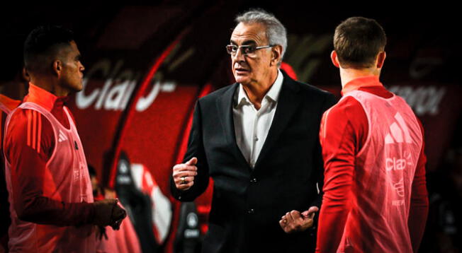 Jorge Fossati y un convocado durante su estadía en la selección peruana que renunció a su club.