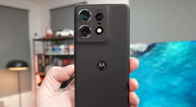 Revisa las características del celular de Motorola recomendado para viajeros con carga rápida de 125W.