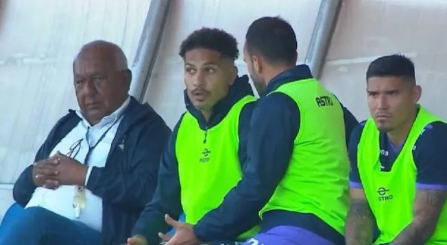 Paolo Guerrero y José Carvallo conversaron en la banca de suplentes.