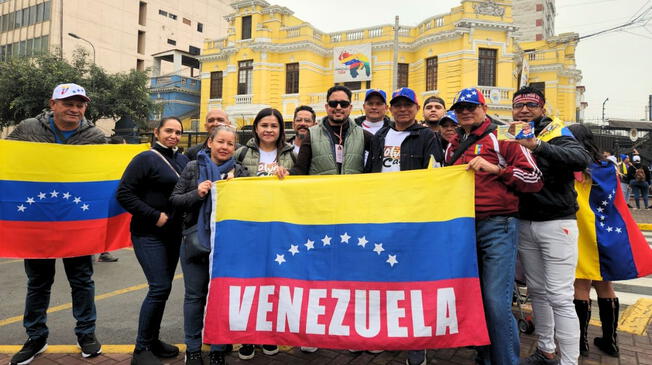 Venezolanos emiten su voto para las Elecciones de Venezuela 2024. Foto: Samuel Santo/LR