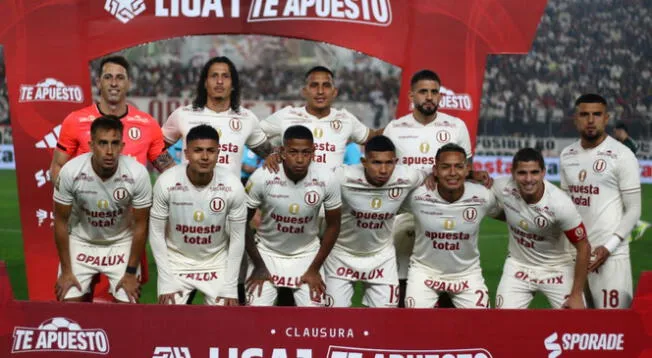 Foto del plantel de Universitario ante Alianza Lima