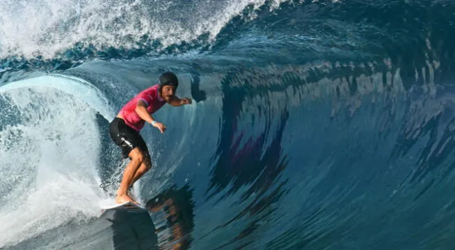 Alonso Correa compite hoy por las semifinales de surf en París 2024.