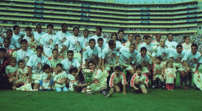 Foto del plantel que se proclamó campeón en la temporada 2000