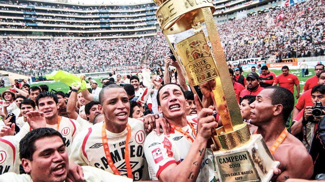 Con Ángel Comizzo como entrenador, Universitario se corona campeón nacional en Huancayo. Con Ángel Comizzo como entrenador, Universitario se corona campeón nacional en Huancayo.