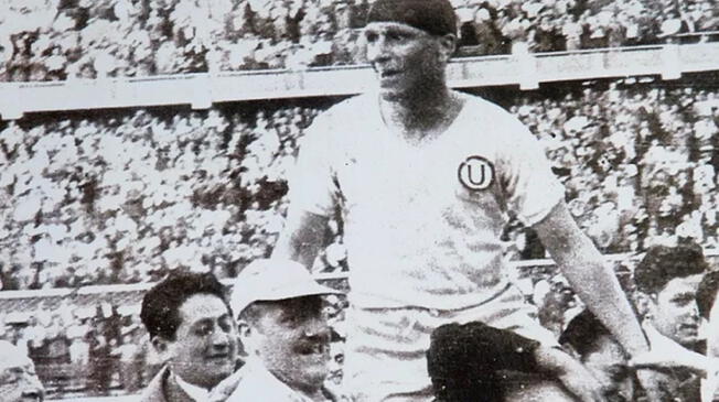 'Lolo' Fernández llevado en brazos en el gramado del Estadio Nacional al anunciar su retiro un 30 de agosto de 1953. 'Lolo' Fernández llevado en brazos en el gramado del Estadio Nacional al anunciar su retiro un 30 de agosto de 1953.