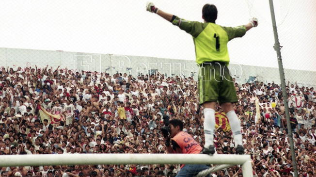 Icónica imagen del Óscar Ibañez, arquero de Universitario, celebrando el bicampeonato crema ganado en Matute contra Alianza LIma. Icónica imagen del Óscar Ibañez, arquero de Universitario, celebrando el bicampeonato crema ganado en Matute contra Alianza LIma.