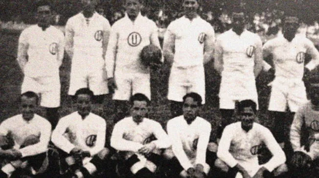 Una de las primeras plantillas de Universitario en la década de 1920, cuando se llamaba Federación Universitaria. Una de las primeras plantillas de Universitario en la década de 1920, cuando se llamaba Federación Universitaria.
