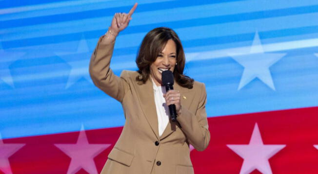 Kamala Harris sube al escenario durante la noche inaugural de la DNC 2024.