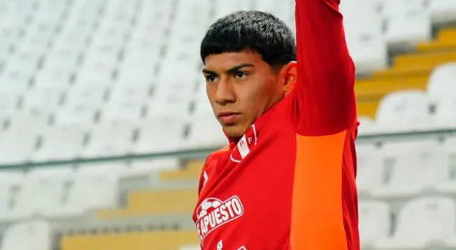 Maxloren Castro entrena con la selección peruana en el Estadio Nacional.