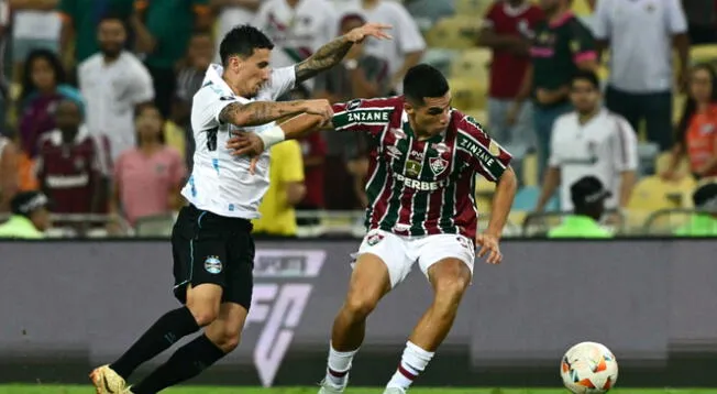 Kevin Serna protegiendo el balón ante la marca de un jugador de Gremio