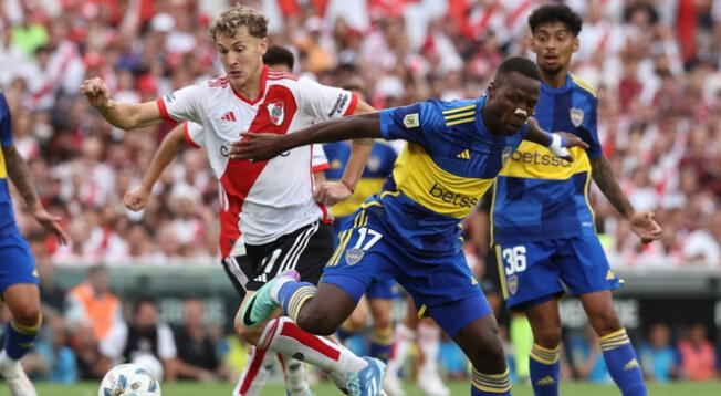 Luis Advíncula jugando un clásico ante River Plate