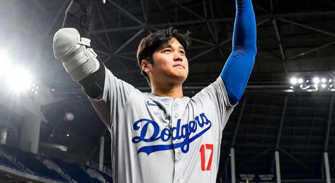 Ohtani celebra durante el triunfo de los Dodgers ante Miami Marlins