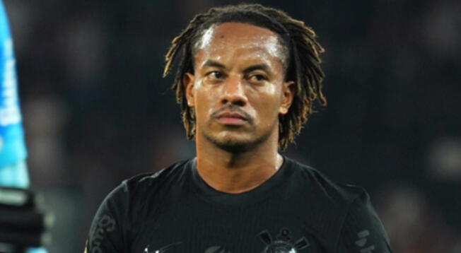 André Carrillo en la banca de suplentes para partido por el Brasileirao.