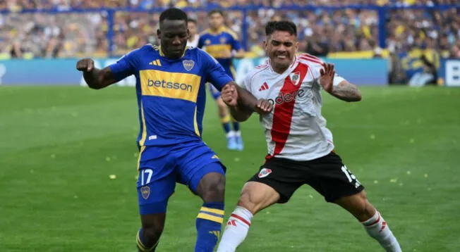 Luis Advíncula protegiendo el balón ante la marca de Enzo Díaz