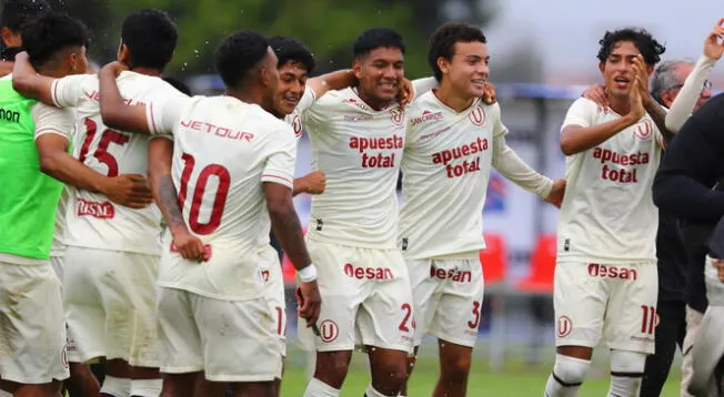 La reserva de Universitario celebra el triunfo ante Alianza Lima en Campo Mar.