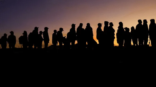 Oficiales de migración requisan a migrantes antes de ser deportados este jueves en el Aeropuerto de Harlingen, Texas (Estados Unidos).