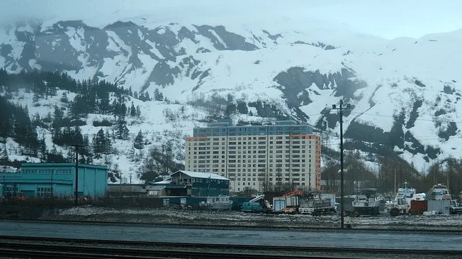 Conoce Begich Towers, el hogar de un pueblo entero.