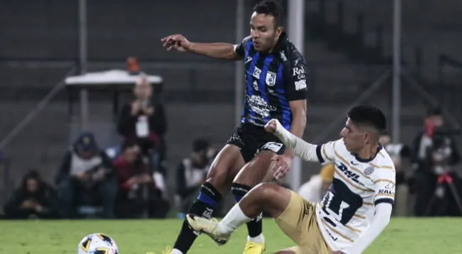 Piero Quispe intentando quitar el balón a jugador de Querétaro