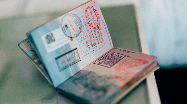 La visa J1 se otorga a no inmigrantes para participar en programas de intercambio temporal en EE. UU. Abarca perfiles como au pair, estudiantes y médicos, entre otros. La visa J1 se otorga a no inmigrantes para participar en programas de intercambio temporal en EE. UU. Abarca perfiles como au pair, estudiantes y médicos, entre otros.
