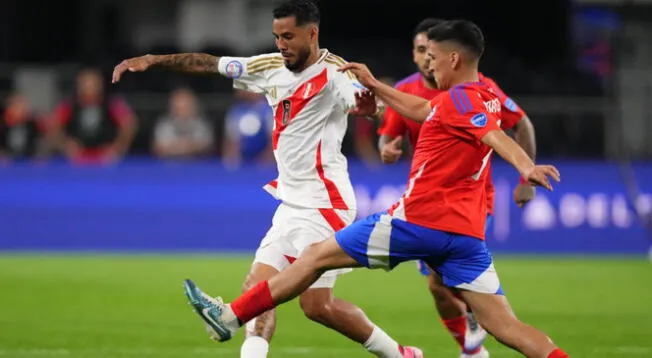 Sergio Peña protegiendo el balón ante la marca de un futbolista chileno