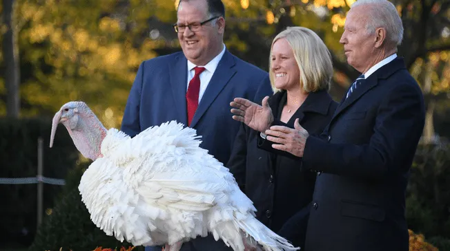 La curiosa tradición del perdón del pavo, que se celebra en el Día de Acción de Gracias, tiene sus raíces en la presidencia de Abraham Lincoln, cuando su hijo Tad lo solicitó.