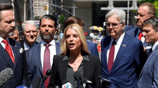 Pam Bondi ha sido elegida nueva secretaria de Justicia por Donald Trump, destacándose como aliada estratégica y litigante defensora de causas conservadoras en su carrera legal.