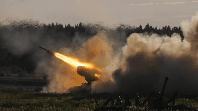 La Fuerza Aérea ucraniana informa del ataque a Dnipró con misiles de diversas categorías, destacando el uso inédito de este tipo de arma en la guerra.