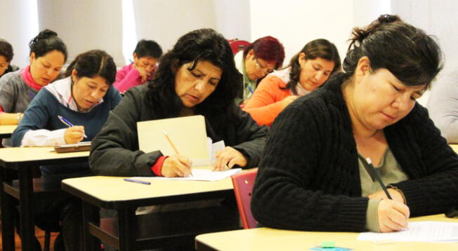 Maestras rindiendo una prueba durante el Nombramiento Docente.