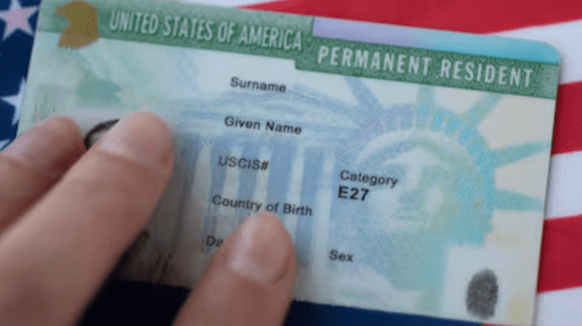 Obtener la Green Card es un paso crucial para los inmigrantes que buscan residir y trabajar en EE. UU.