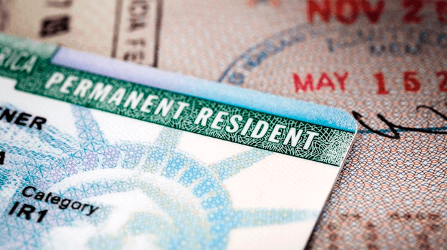 Tampoco se obtiene la Green Card de inmediato al ser hijo de un ciudadano. Tampoco se obtiene la Green Card de inmediato al ser hijo de un ciudadano.