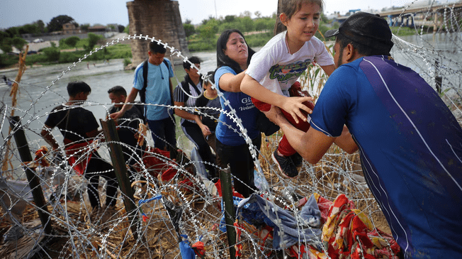 Las causas de deportación para inmigrantes incluyen delitos graves, fraudes matrimoniales, crímenes de violencia doméstica y actividades relacionadas con el terrorismo o trata de personas.