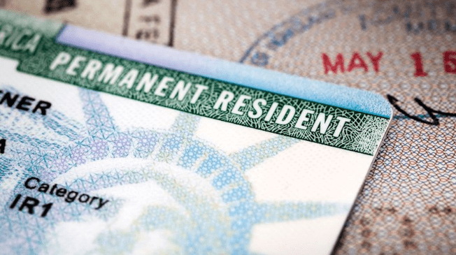 Descubre si es seguro viajar con la green card.